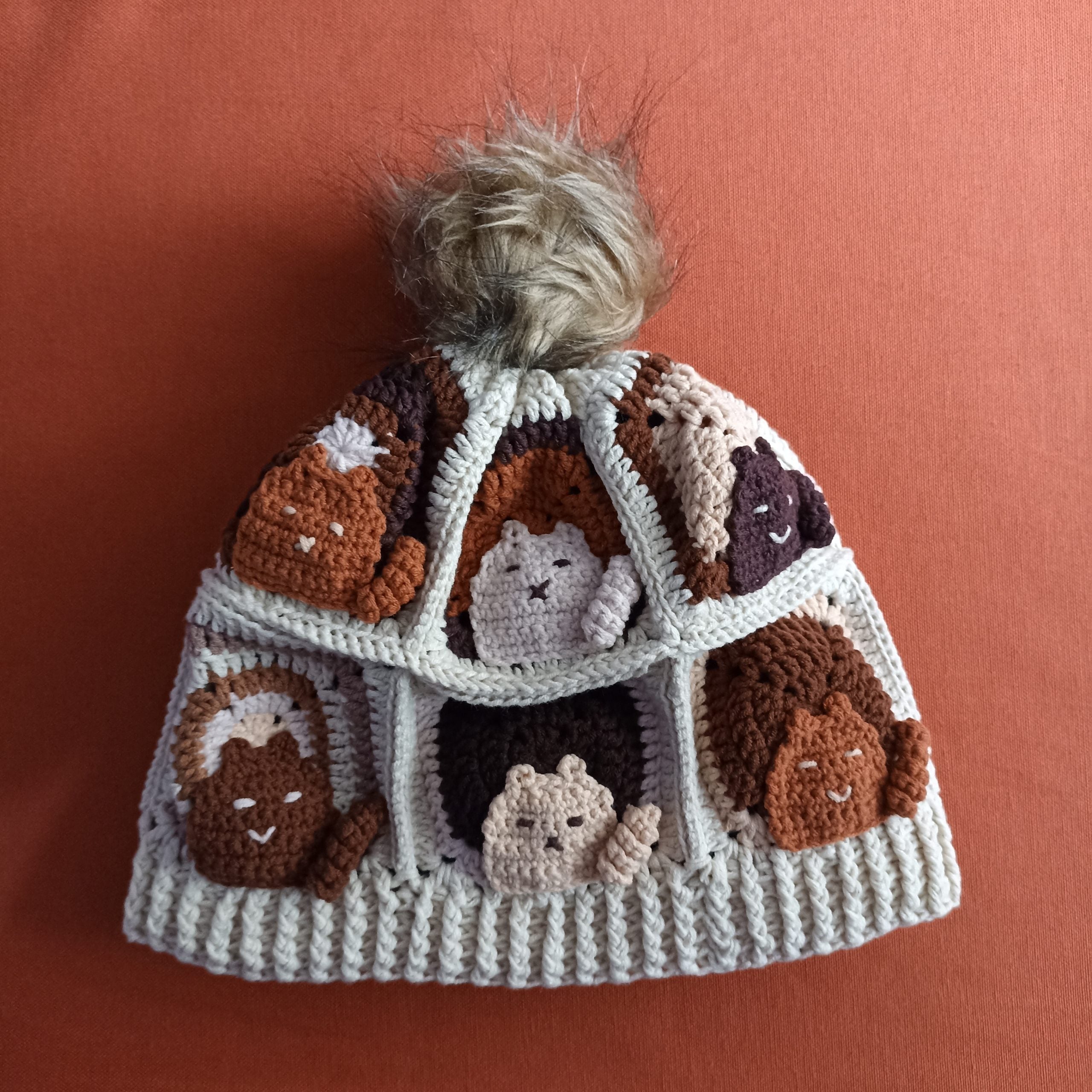 Kedi Motifli Ponponlu Örgü Bere - Kahverengi - El Örgüsü Kışlık Şapka