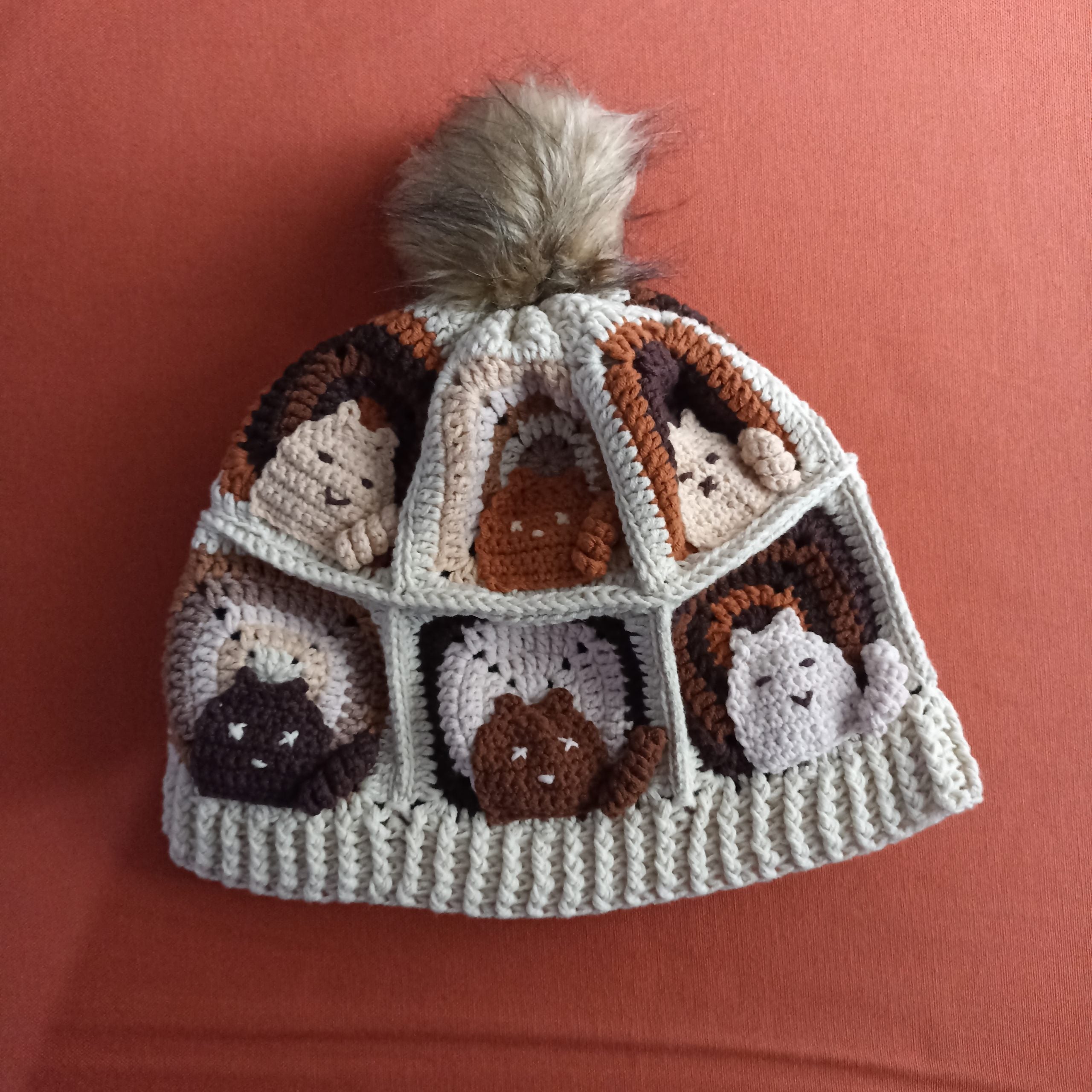 Kedi Motifli Ponponlu Örgü Bere - Kahverengi - El Örgüsü Kışlık Şapka