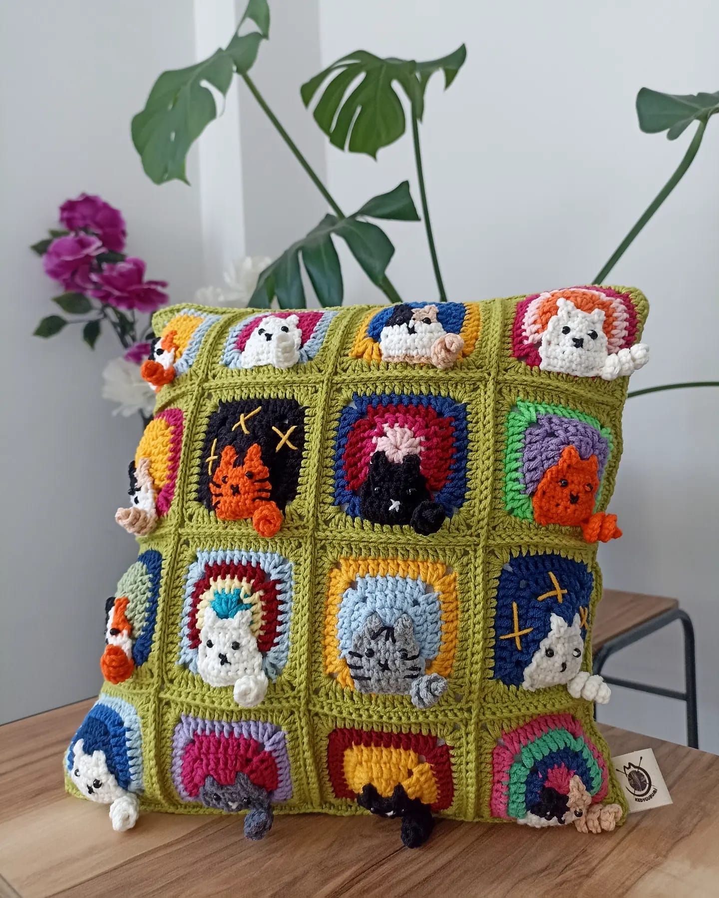 Kedili Kırlent Fıstık Yeşili, Kedi Motifli Örgü Kırlent Kılıfı, Kedili Yastık Kılıfı