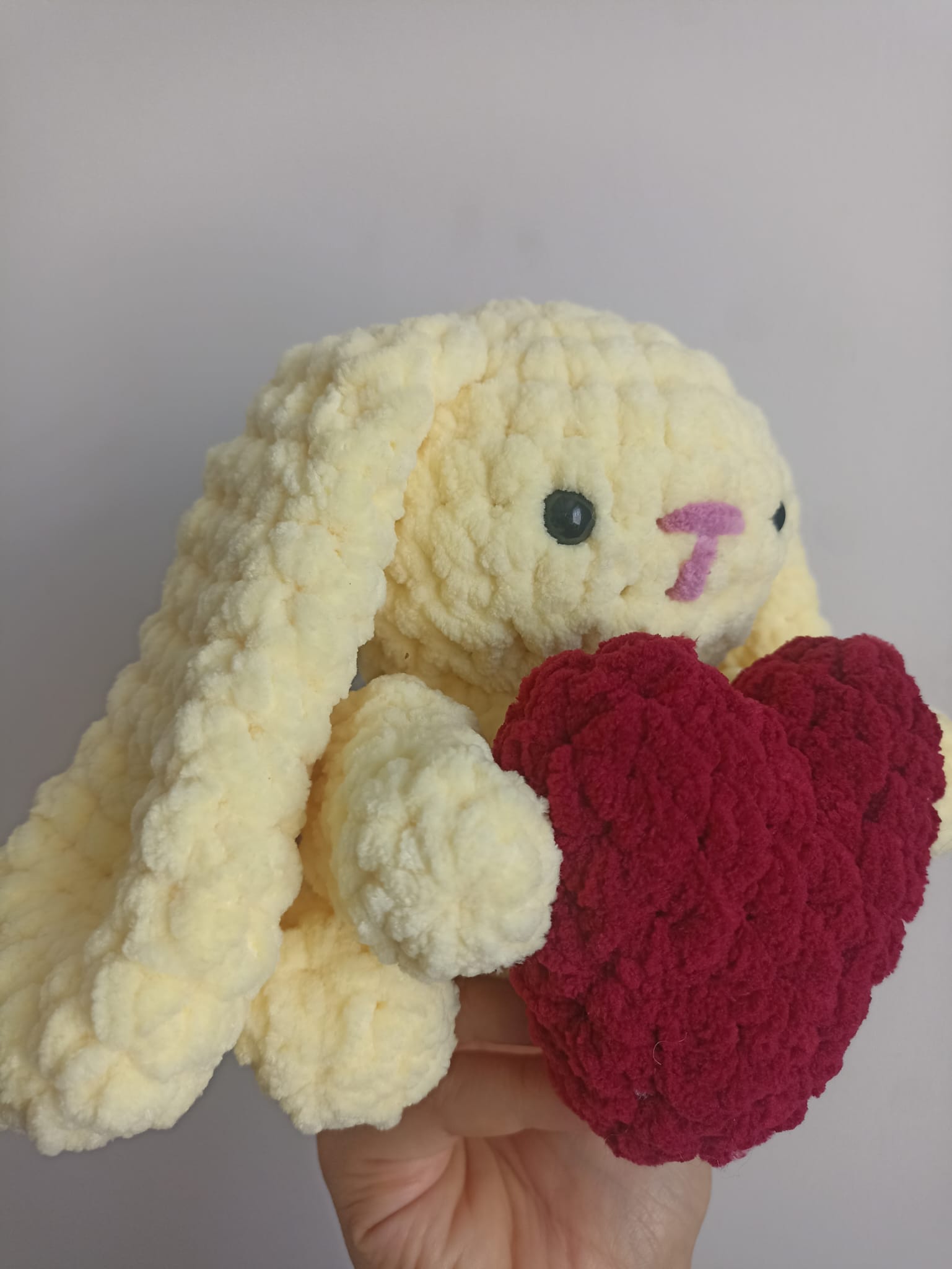 Kalp Tutan Sarı Peluş Tavşan - Amigurumi Kadife Tavşan - Yumuşak Kadife Örgü Oyuncak - Bebek Uyku Arkadaşı Oyuncak - Sevgiliye Hediye Örgü Tavşan