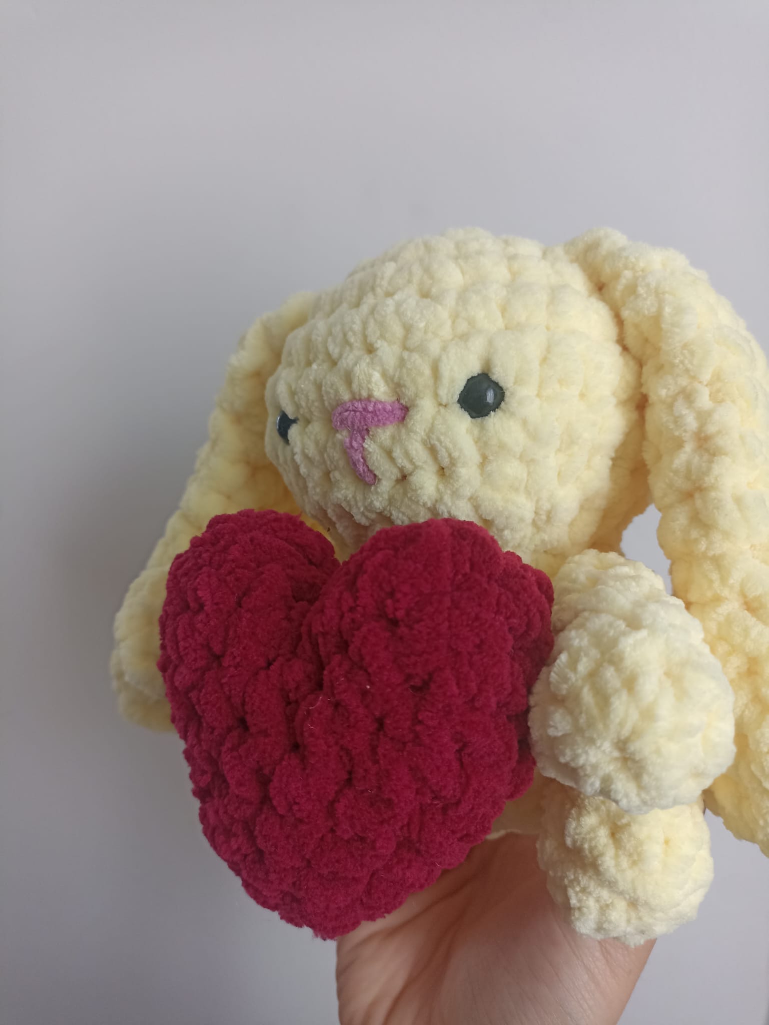 Kalp Tutan Sarı Peluş Tavşan - Amigurumi Kadife Tavşan - Yumuşak Kadife Örgü Oyuncak - Bebek Uyku Arkadaşı Oyuncak - Sevgiliye Hediye Örgü Tavşan