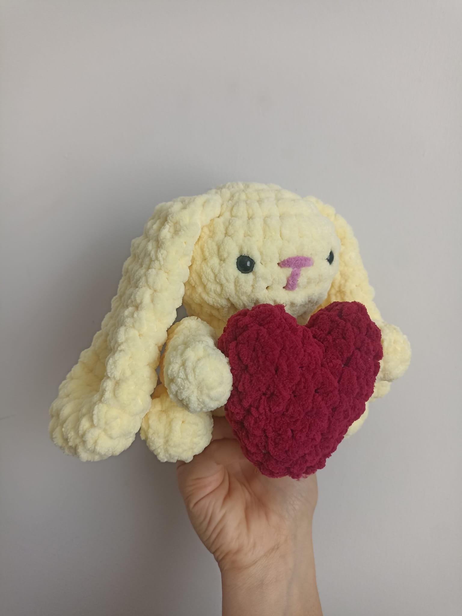 Kalp Tutan Sarı Peluş Tavşan - Amigurumi Kadife Tavşan - Yumuşak Kadife Örgü Oyuncak - Bebek Uyku Arkadaşı Oyuncak - Sevgiliye Hediye Örgü Tavşan