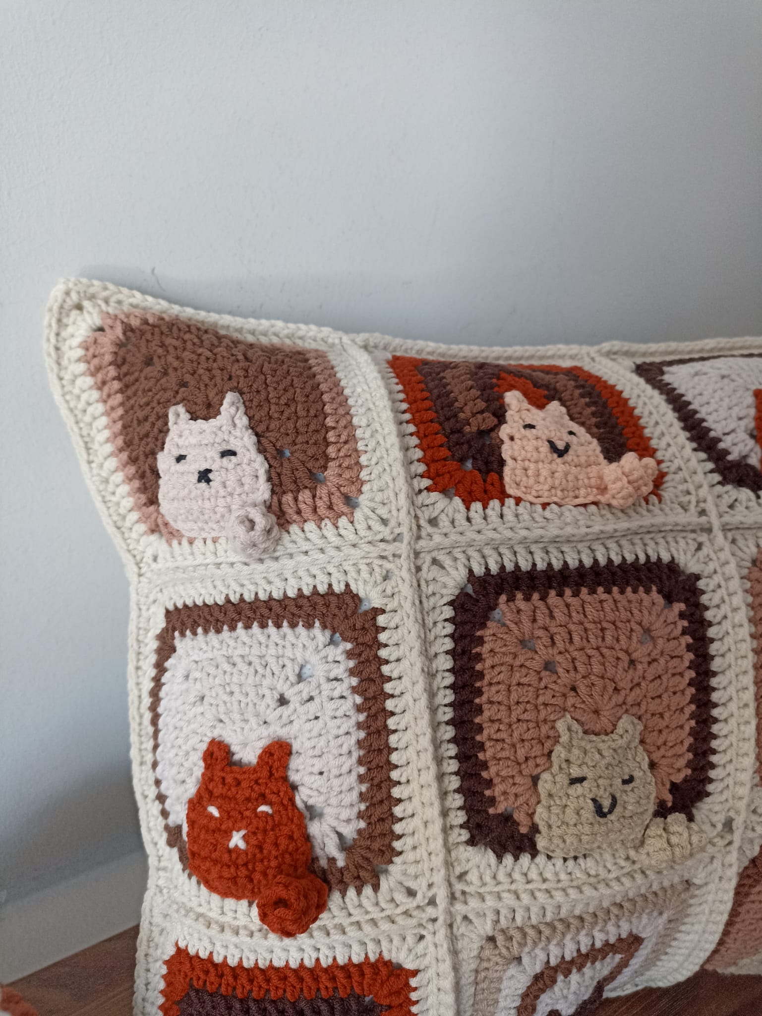 El Örgüsü Kedi Motifli Kırlent Kılıfı, Kahve Tonlu Kedili Kırlent Kılıfı 30x40 cm