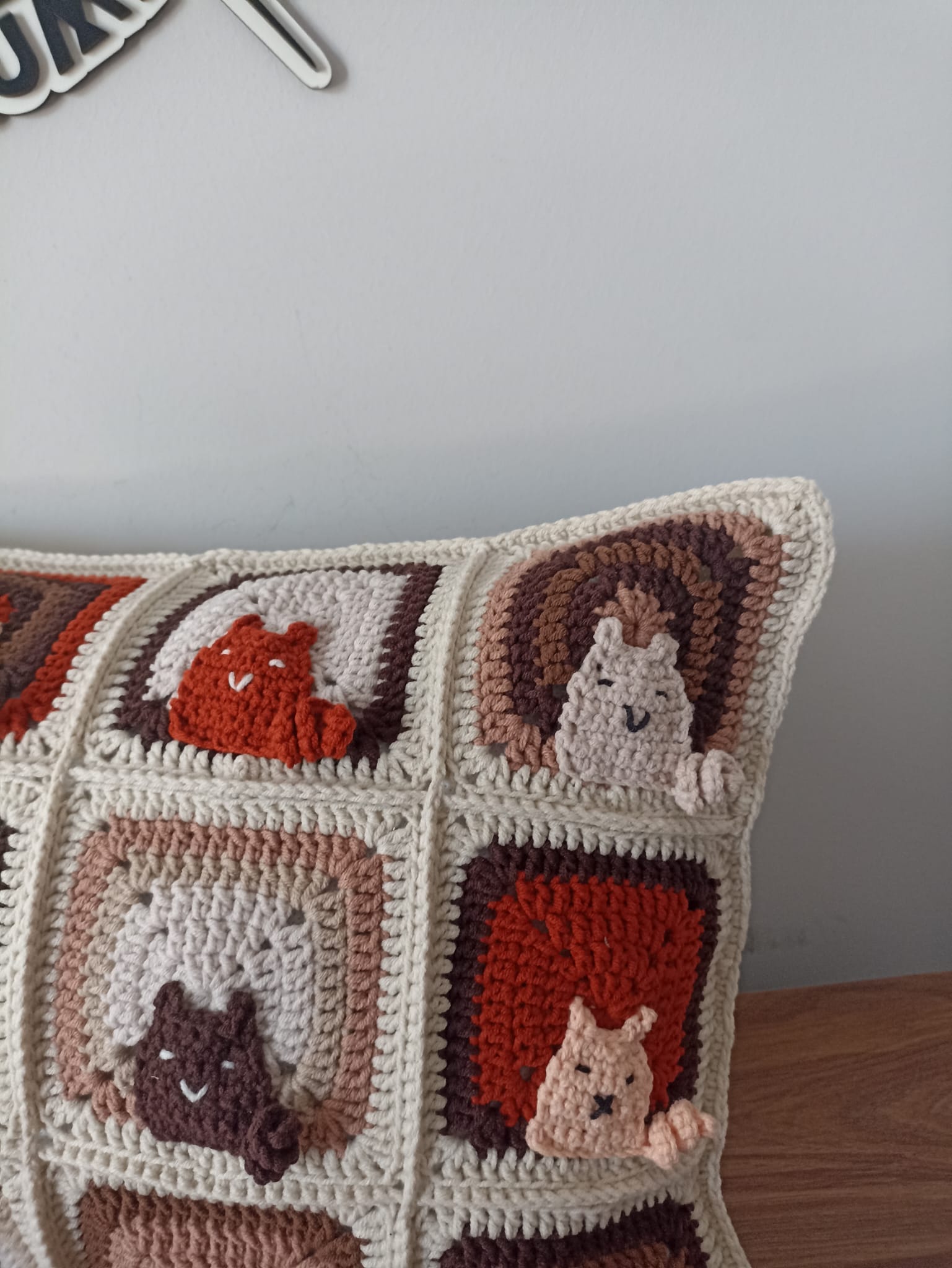 El Örgüsü Kedi Motifli Kırlent Kılıfı, Kahve Tonlu Kedili Kırlent Kılıfı 30x40 cm