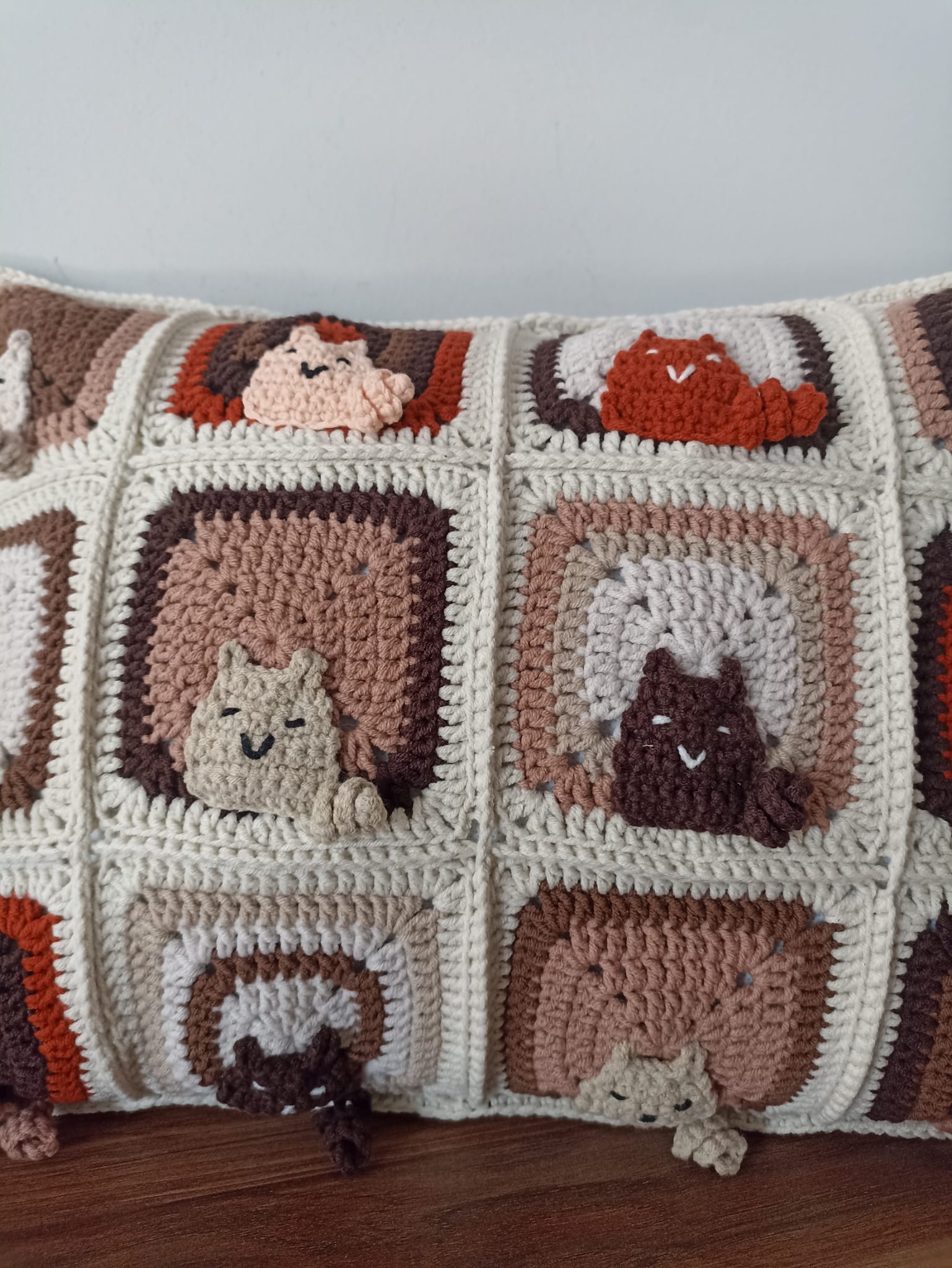 El Örgüsü Kedi Motifli Kırlent Kılıfı, Kahve Tonlu Kedili Kırlent Kılıfı 30x40 cm