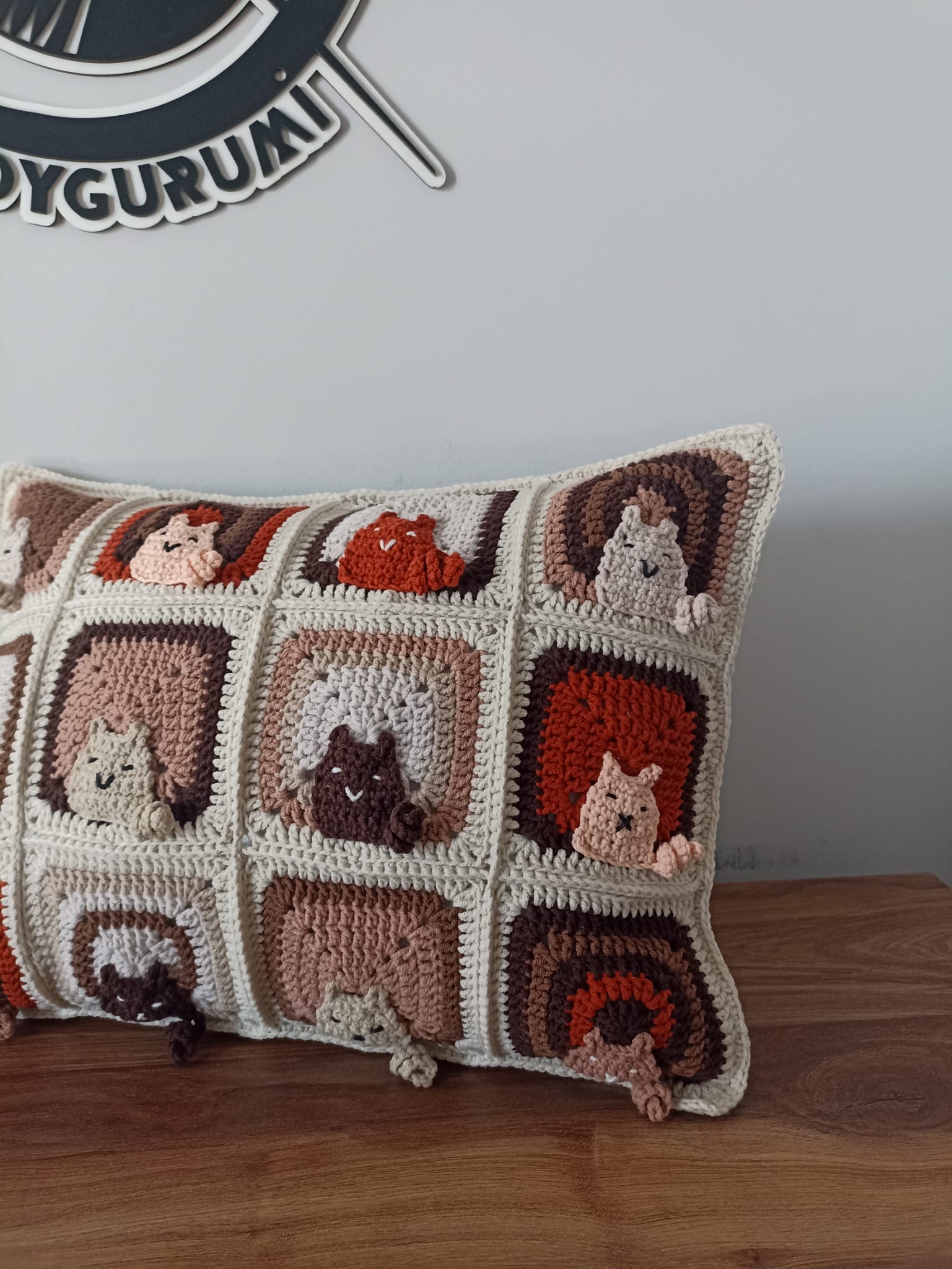 El Örgüsü Kedi Motifli Kırlent Kılıfı, Kahve Tonlu Kedili Kırlent Kılıfı 30x40 cm