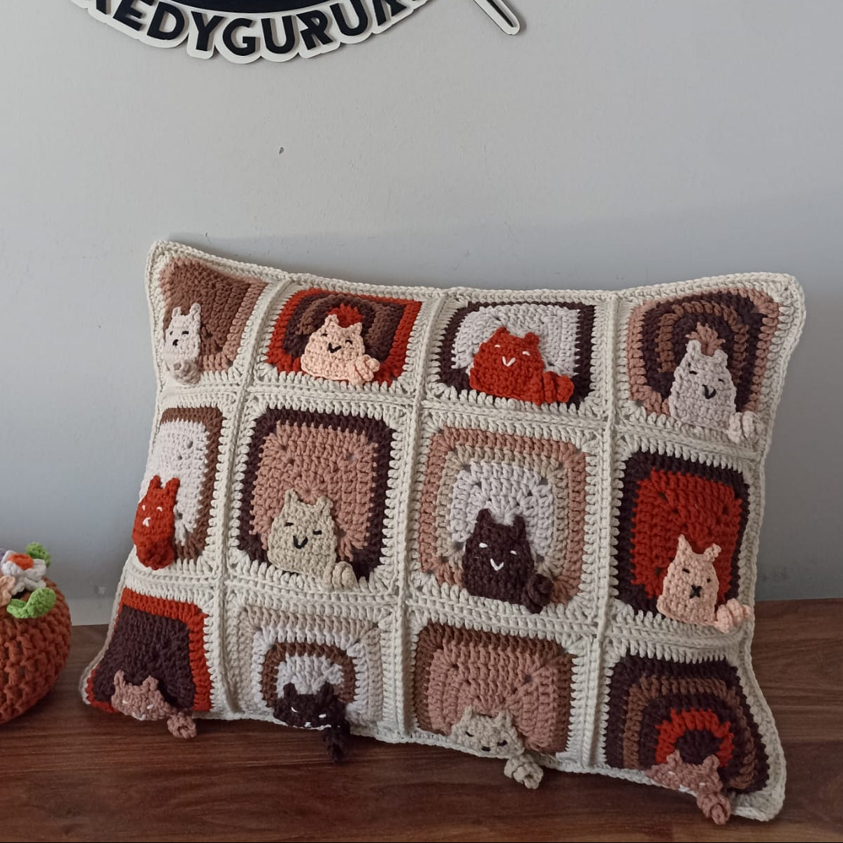 El Örgüsü Kedi Motifli Kırlent Kılıfı, Kahve Tonlu Kedili Kırlent Kılıfı 30x40 cm