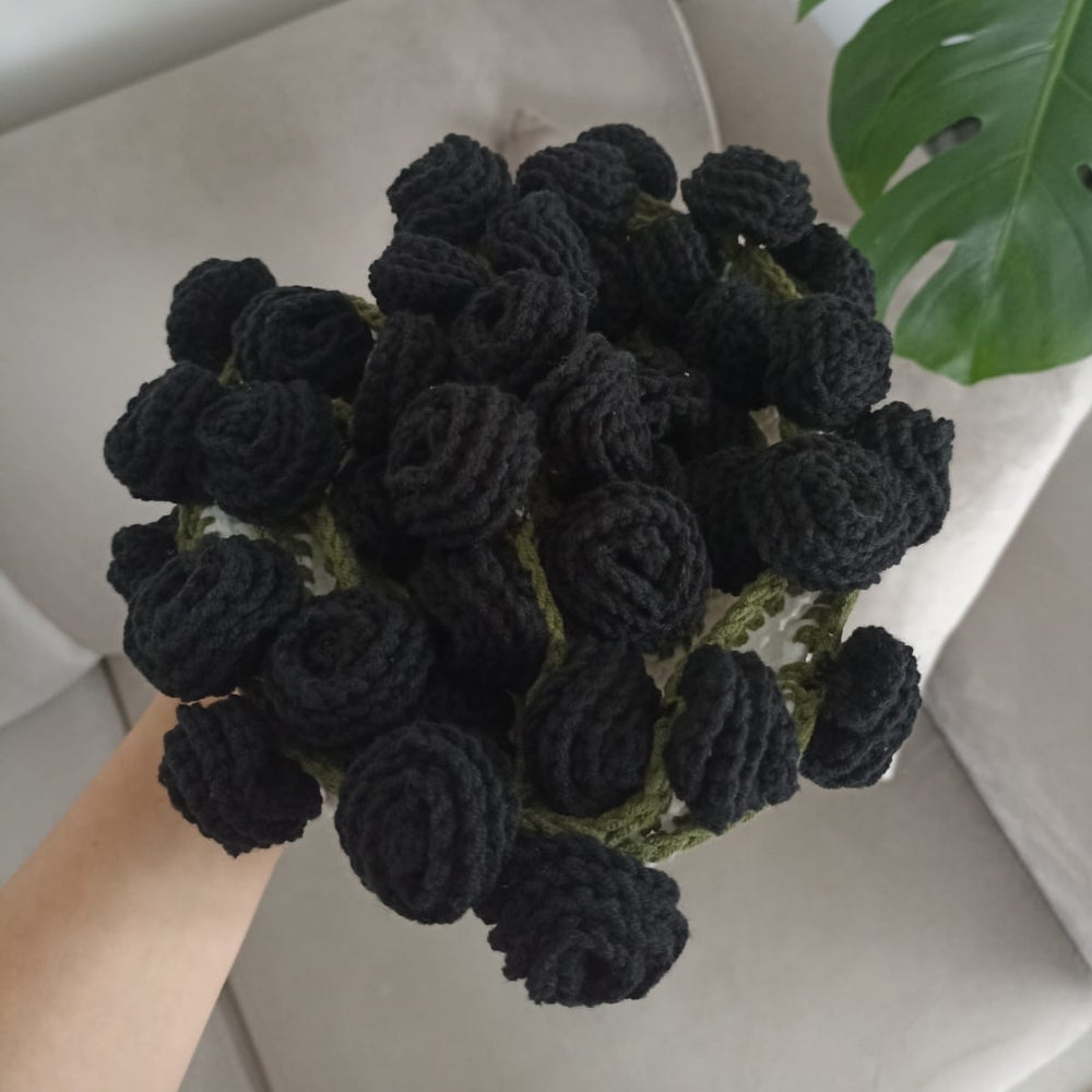 https://kedygurumi.com/products/el-yapimi-siyah-gul-buket-battaniye