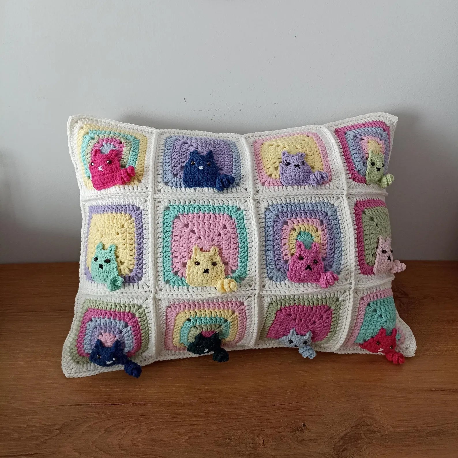 El Örgüsü Kedi Motifli Kırlent Kılıfı, Pastel Renkli Kedili Kırlent Kılıfı 30x40 cm