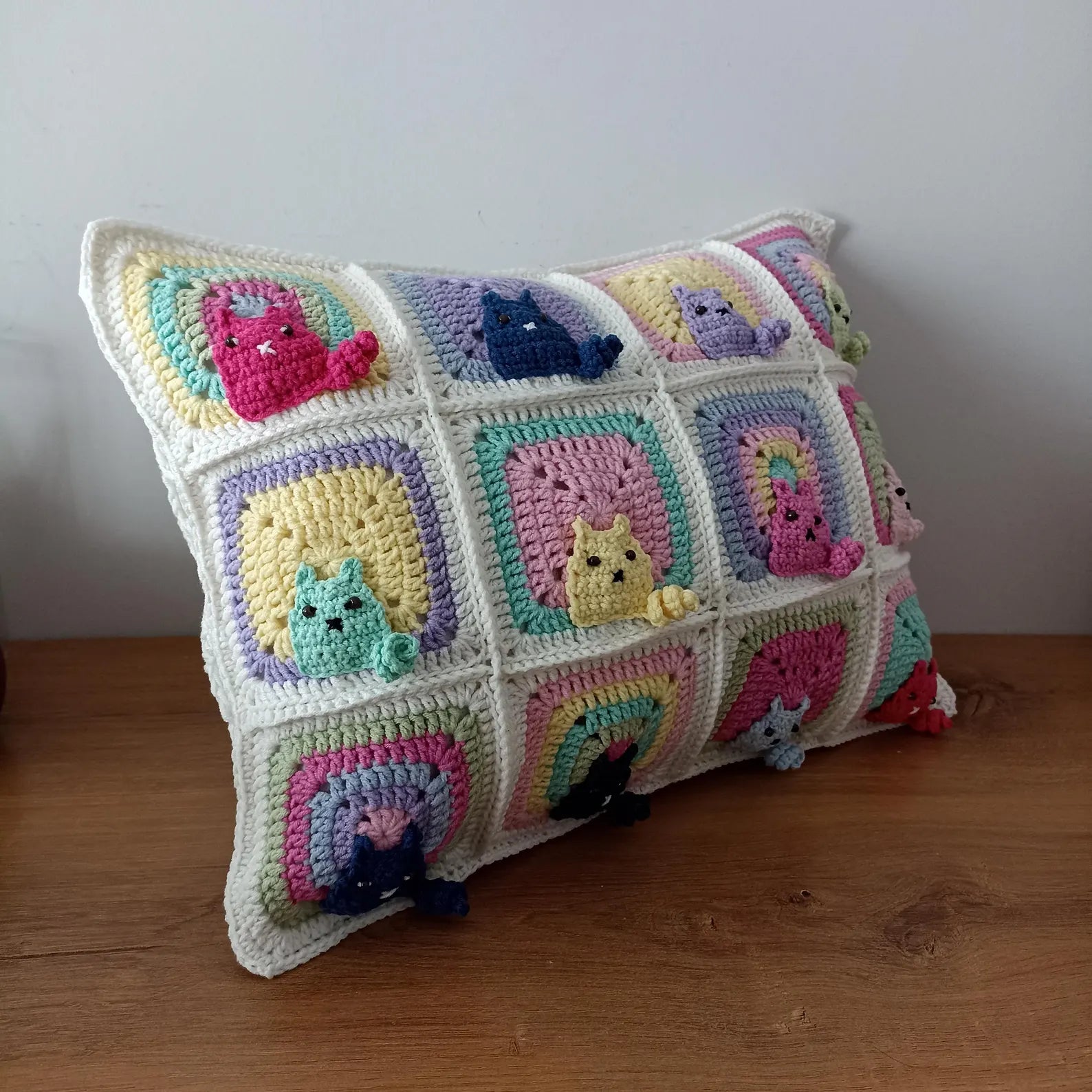 El Örgüsü Kedi Motifli Kırlent Kılıfı, Pastel Renkli Kedili Kırlent Kılıfı 30x40 cm