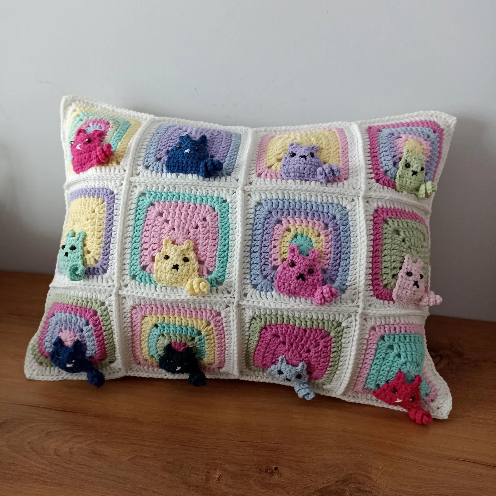 El Örgüsü Kedi Motifli Kırlent Kılıfı, Pastel Renkli Kedili Kırlent Kılıfı 30x40 cm