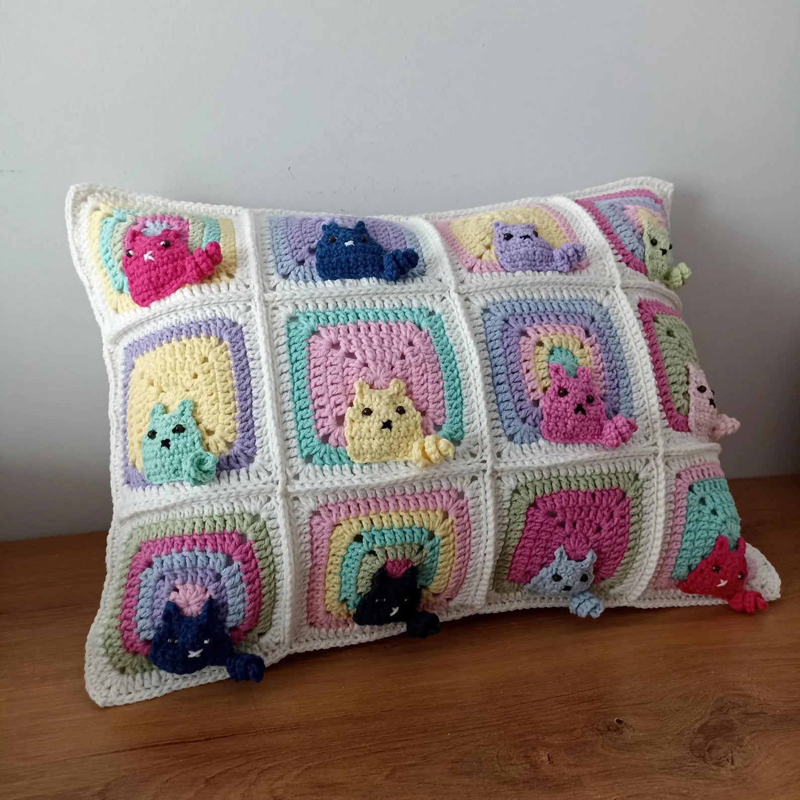 El Örgüsü Kedi Motifli Kırlent Kılıfı, Pastel Renkli Kedili Kırlent Kılıfı 30x40 cm