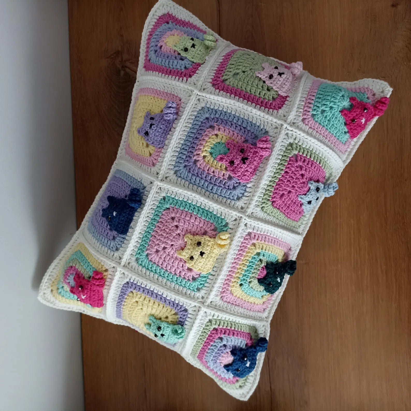 El Örgüsü Kedi Motifli Kırlent Kılıfı, Pastel Renkli Kedili Kırlent Kılıfı 30x40 cm