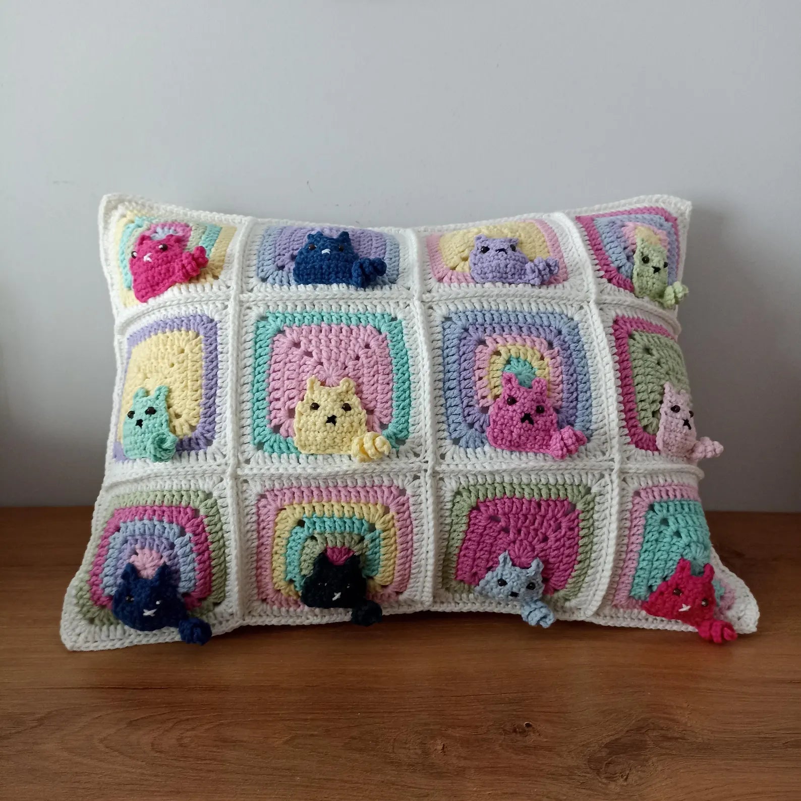 El Örgüsü Kedi Motifli Kırlent Kılıfı, Pastel Renkli Kedili Kırlent Kılıfı 30x40 cm