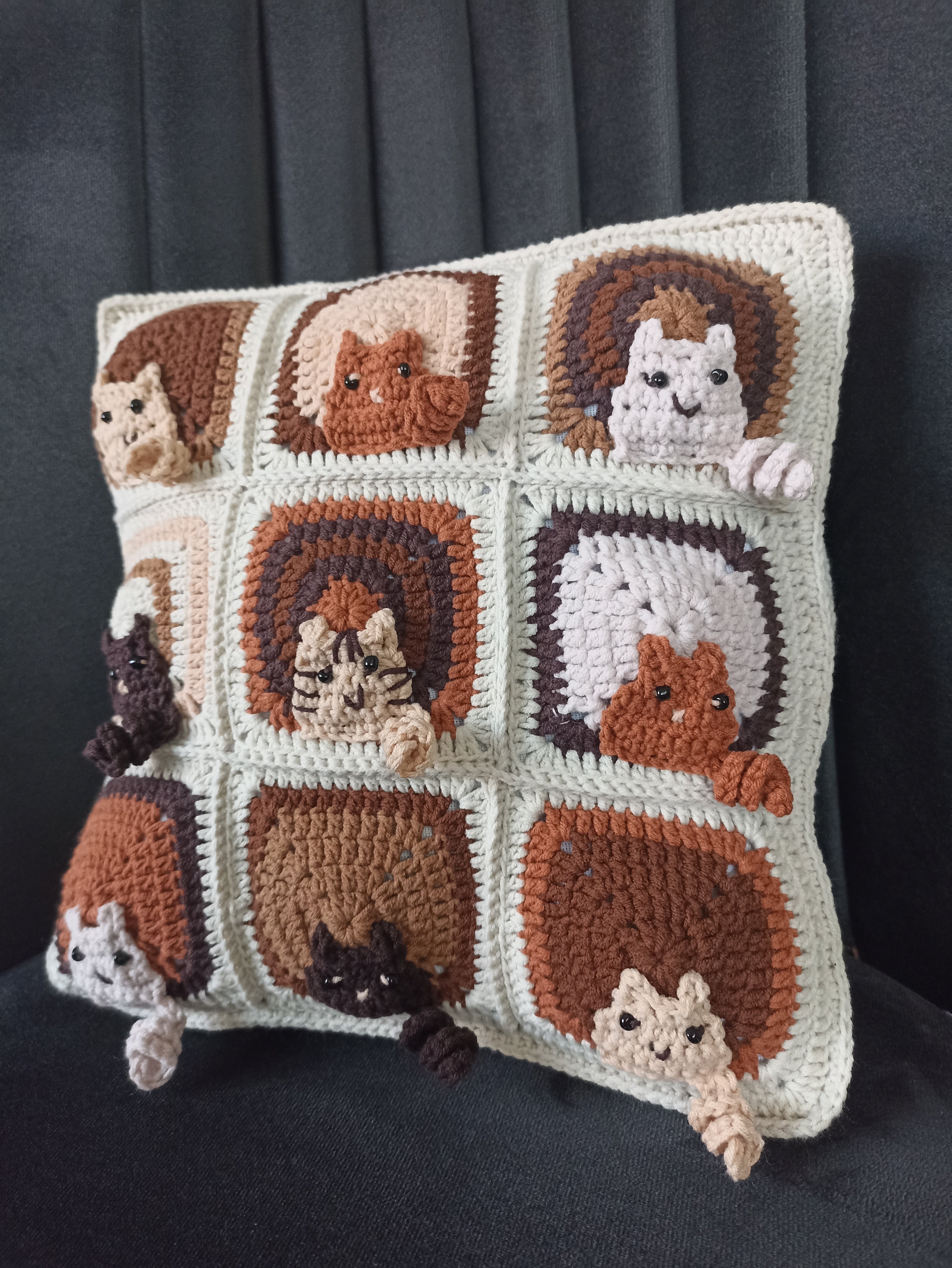 Kahve Kedi Motifli Örgü Kırlent Kılıfı, Kedili Yastık Kılıfı