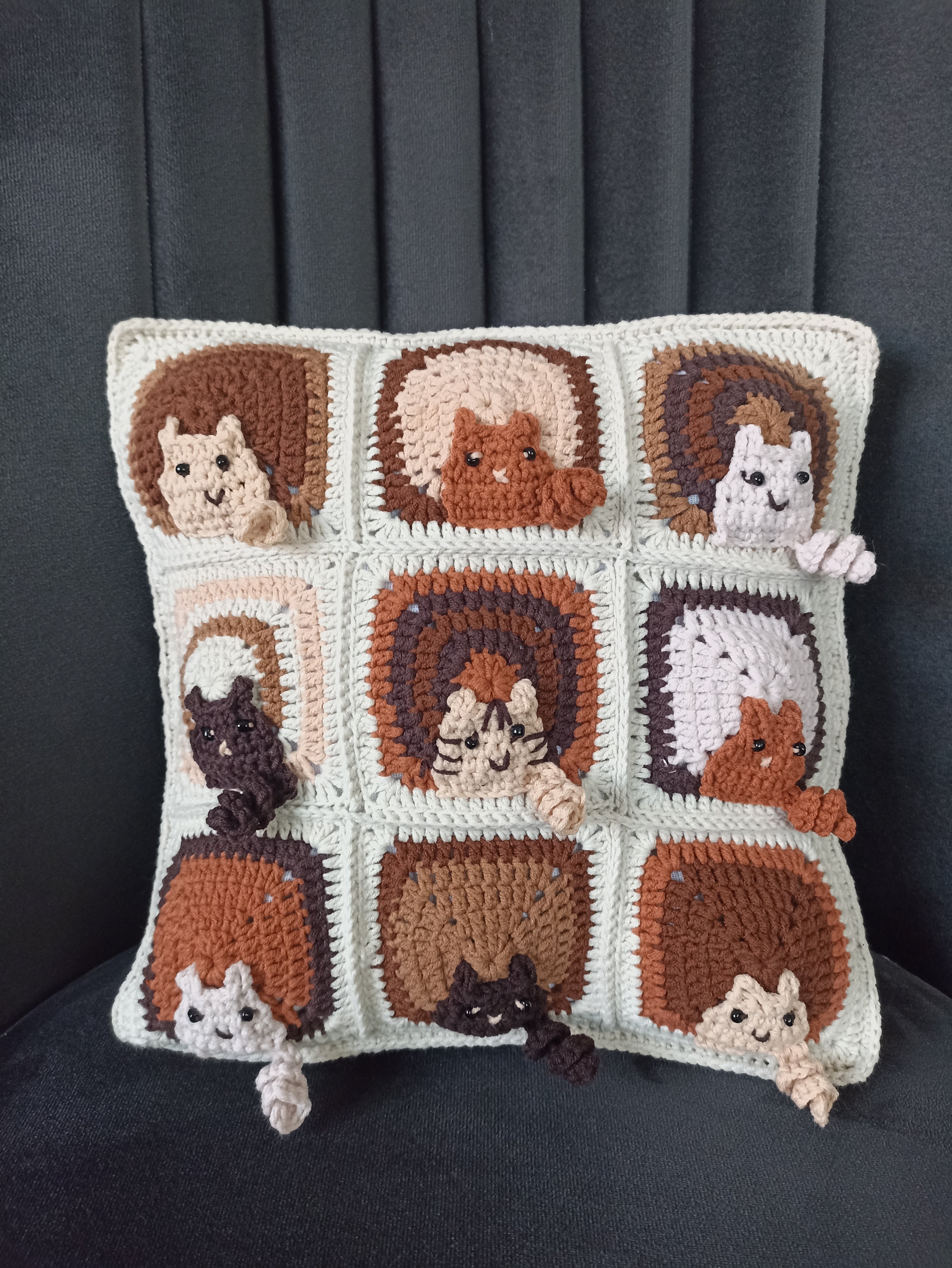 Kahve Kedi Motifli Örgü Kırlent Kılıfı, Kedili Yastık Kılıfı