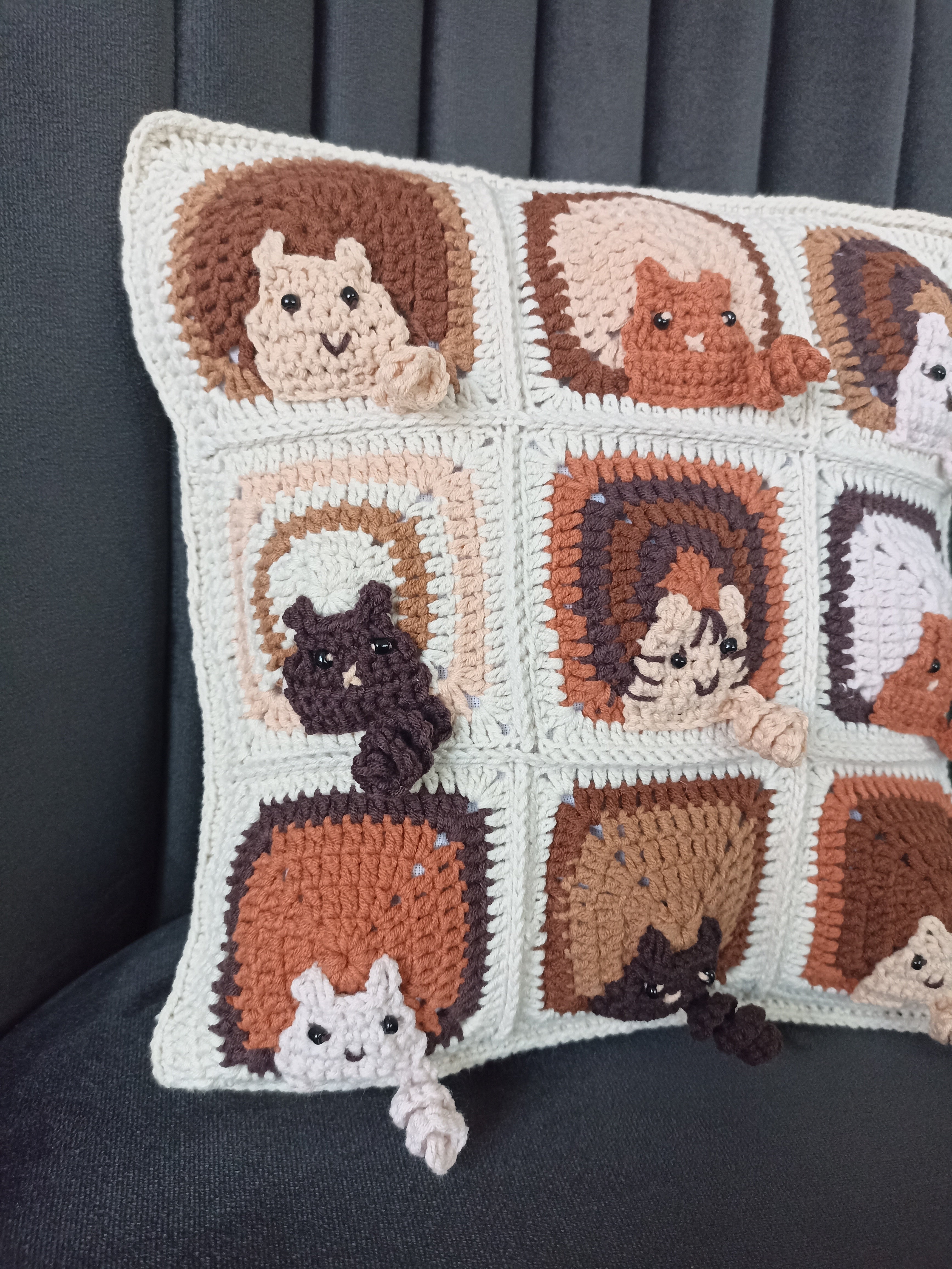 Kahve Kedi Motifli Örgü Kırlent Kılıfı, Kedili Yastık Kılıfı
