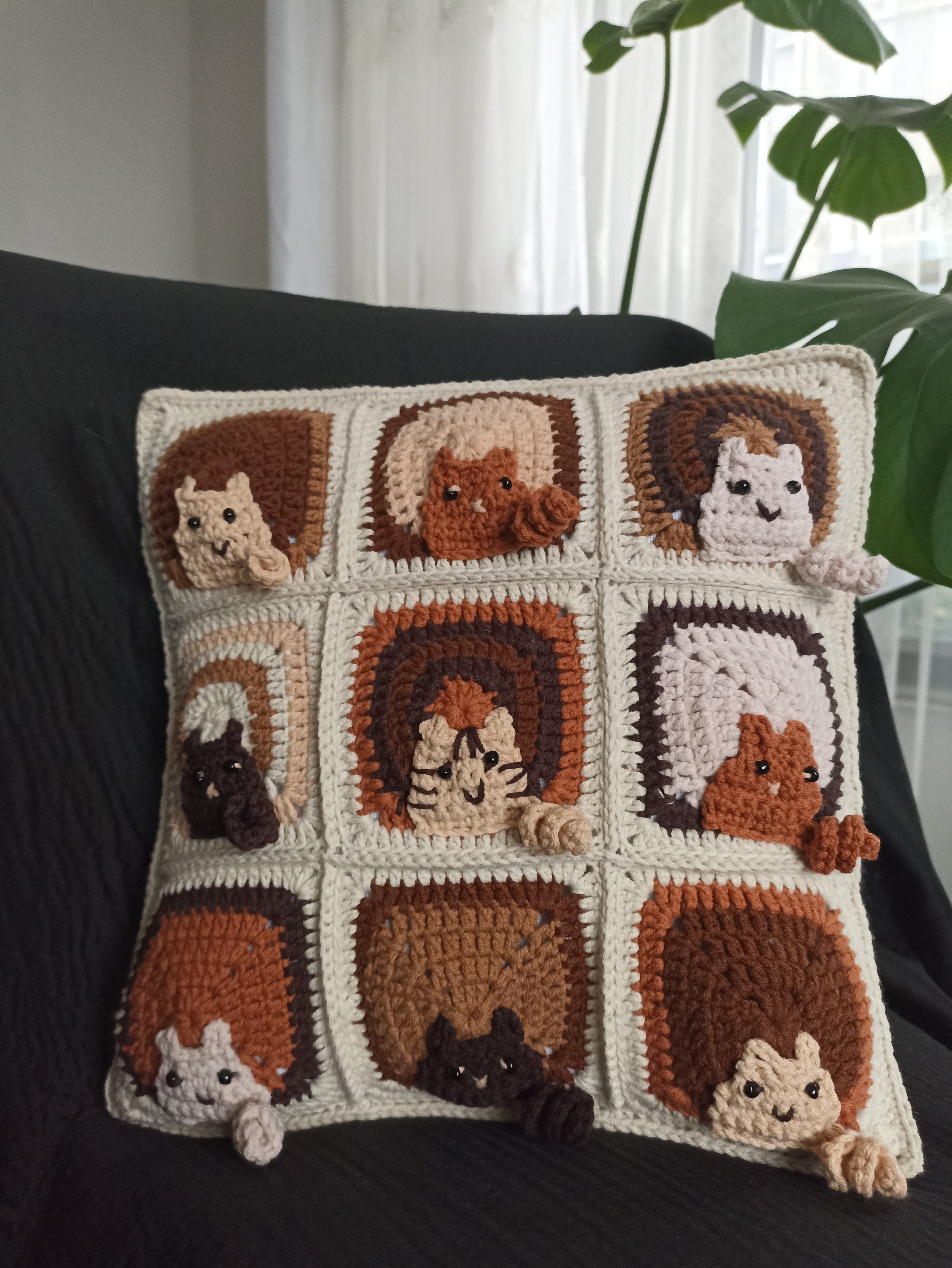 Kahve Kedi Motifli Örgü Kırlent Kılıfı, Kedili Yastık Kılıfı