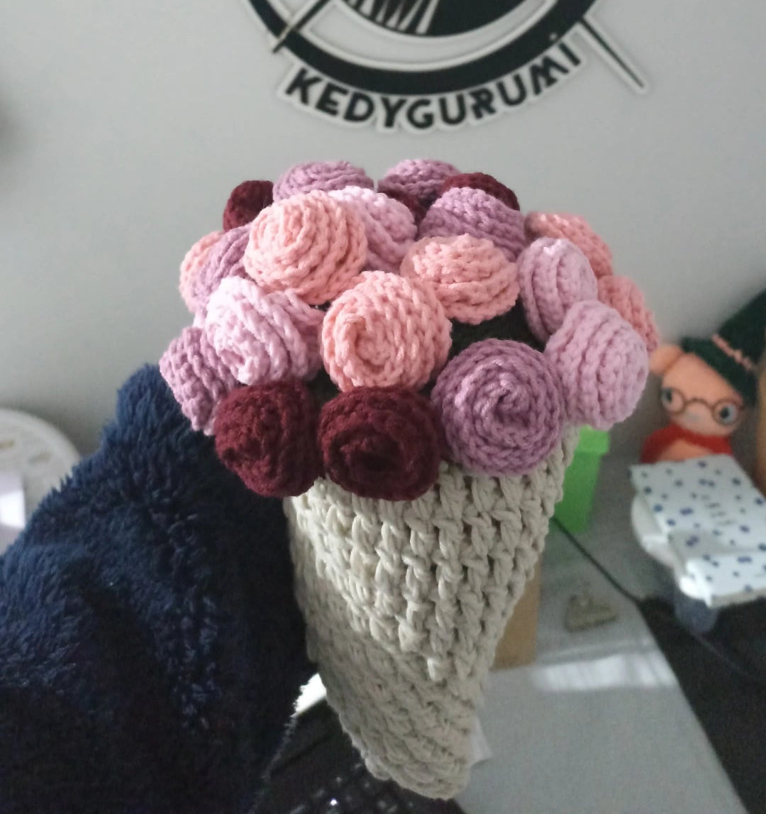 El Yapımı Karışık Pembe Güller Buket Battaniye