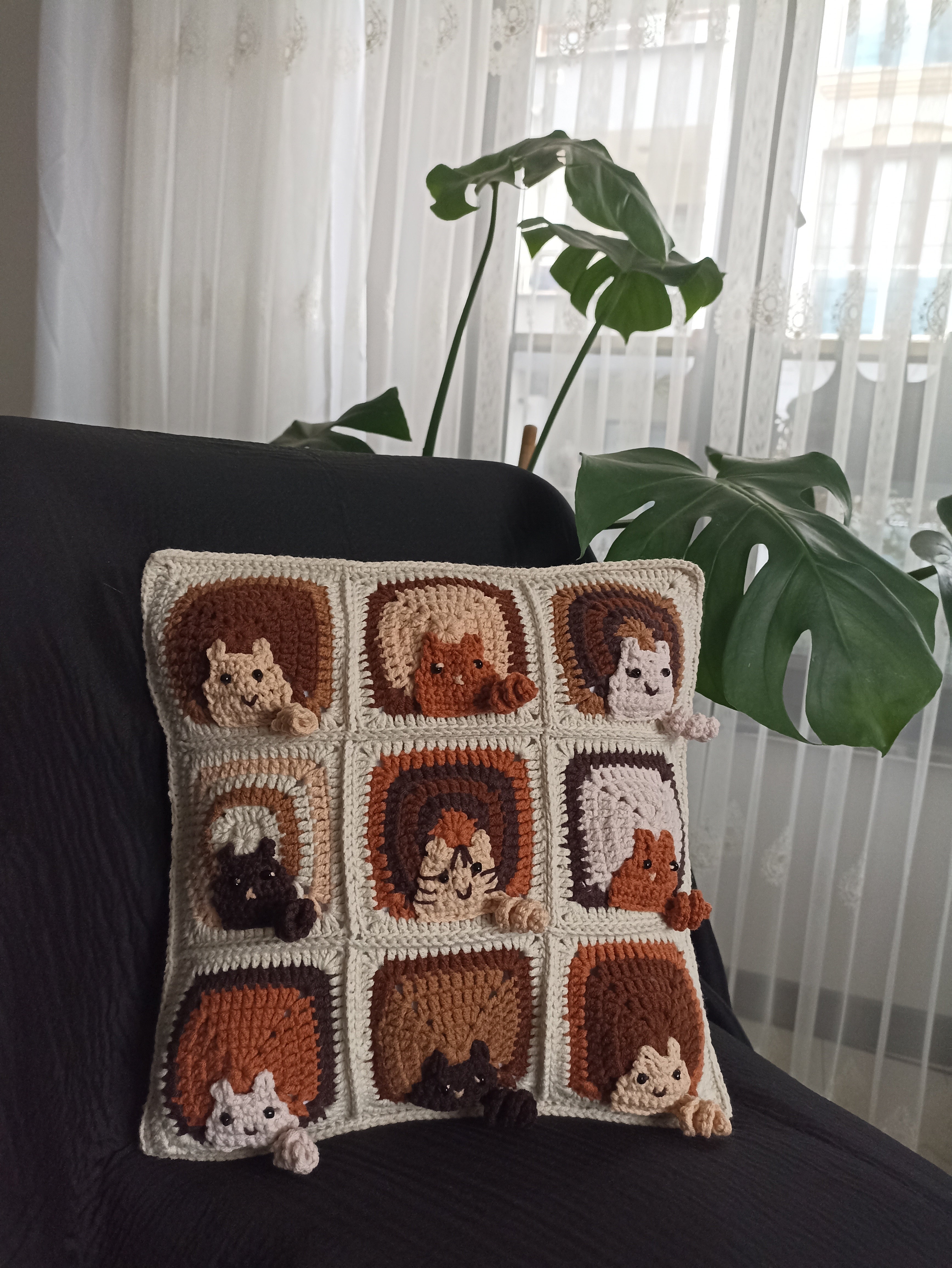 Kahve Kedi Motifli Örgü Kırlent Kılıfı, Kedili Yastık Kılıfı