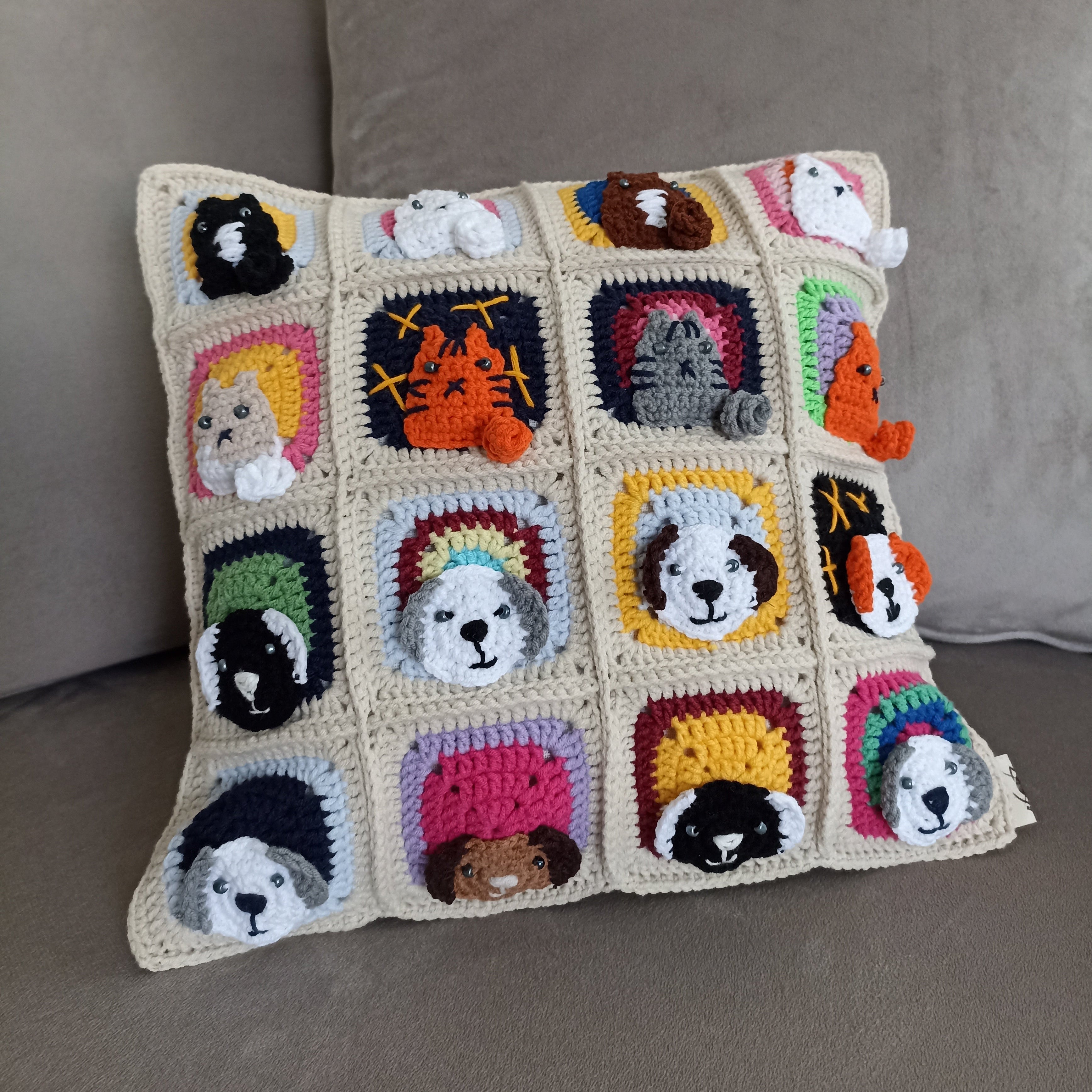 Kedi ve Köpek Motifli Örgü Kırlent Kılıfı, İç Yastık Hediyeli