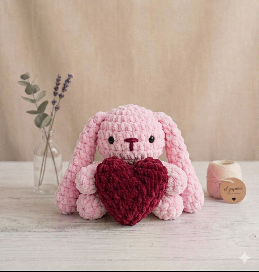 Kalp Tutan Pembe Peluş Tavşan - Amigurumi Kadife Tavşan - Yumuşak Kadife Örgü Oyuncak - Bebek Uyku Arkadaşı Oyuncak - Sevgiliye Hediye Örgü Tavşan