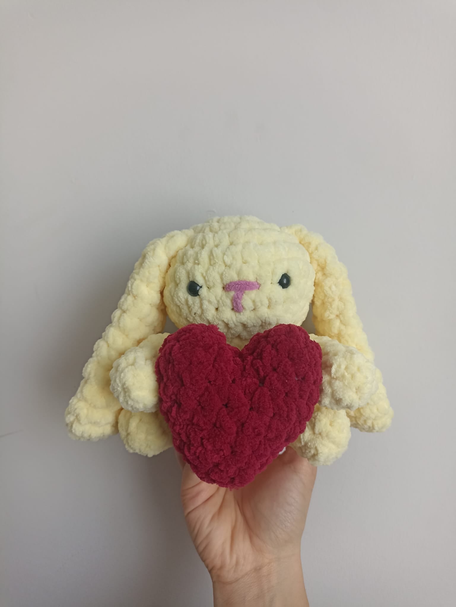 Kalp Tutan Sarı Peluş Tavşan - Amigurumi Kadife Tavşan - Yumuşak Kadife Örgü Oyuncak - Bebek Uyku Arkadaşı Oyuncak - Sevgiliye Hediye Örgü Tavşan