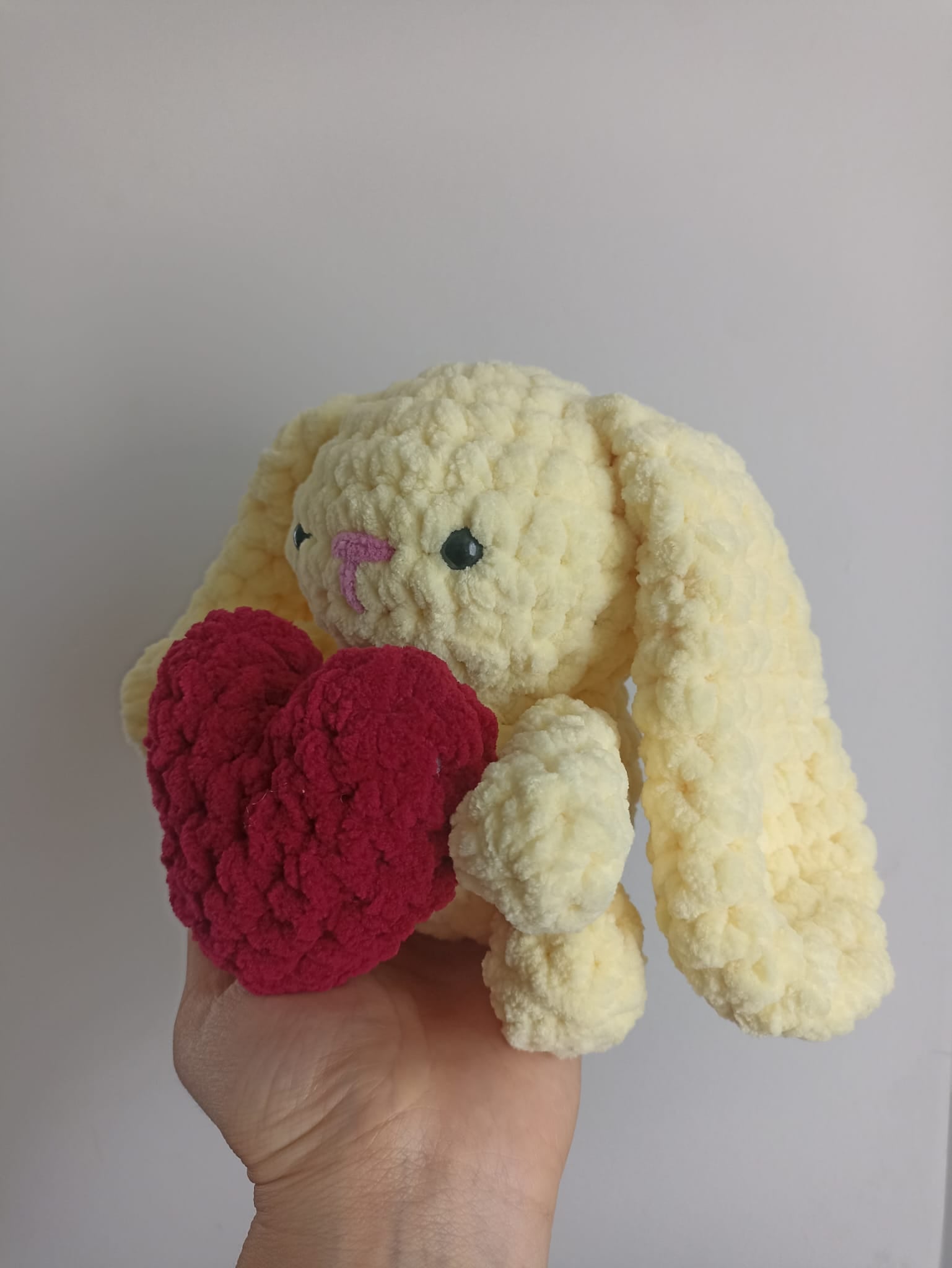 Kalp Tutan Sarı Peluş Tavşan - Amigurumi Kadife Tavşan - Yumuşak Kadife Örgü Oyuncak - Bebek Uyku Arkadaşı Oyuncak - Sevgiliye Hediye Örgü Tavşan