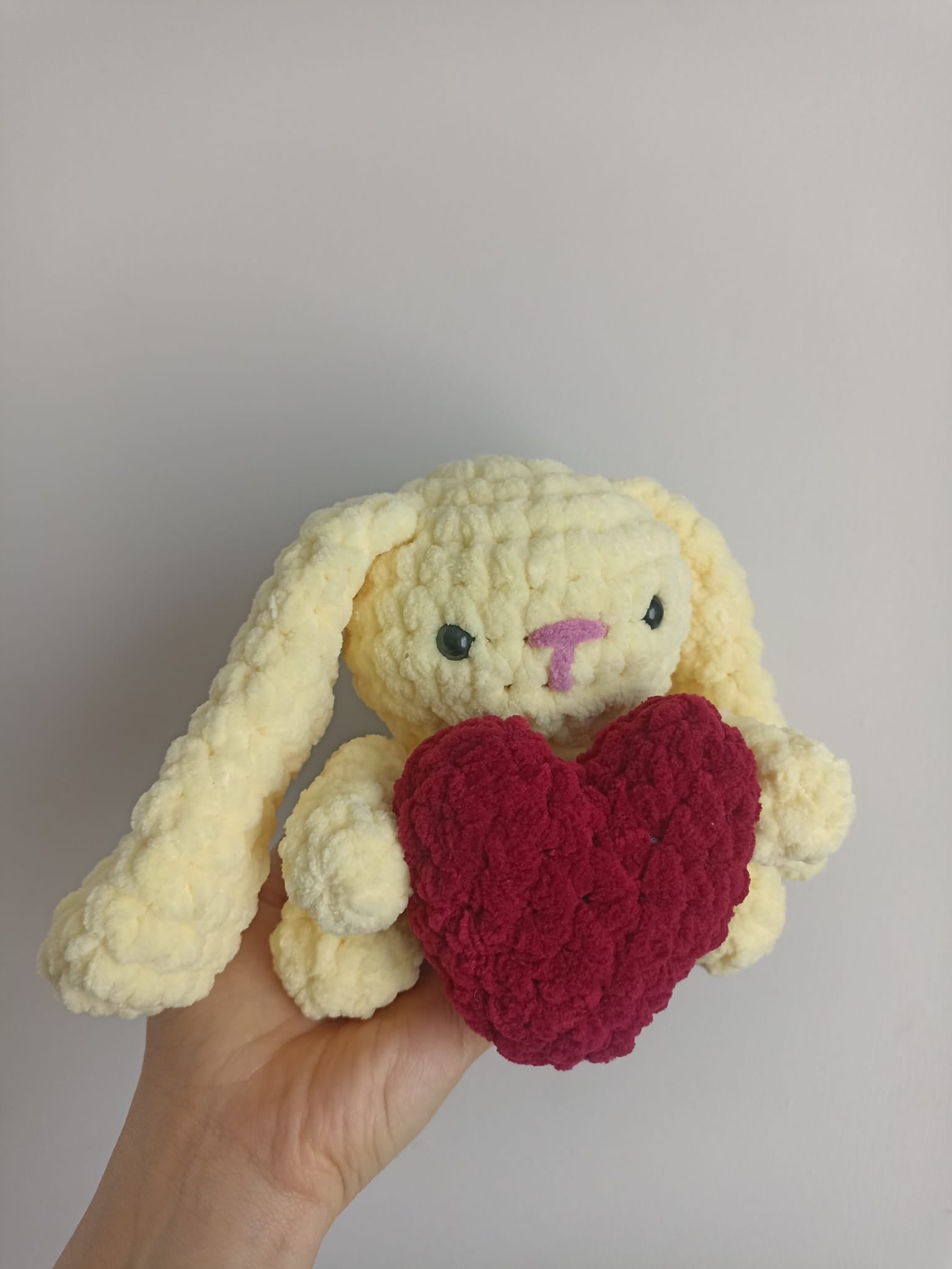 Kalp Tutan Sarı Peluş Tavşan - Amigurumi Kadife Tavşan - Yumuşak Kadife Örgü Oyuncak - Bebek Uyku Arkadaşı Oyuncak - Sevgiliye Hediye Örgü Tavşan