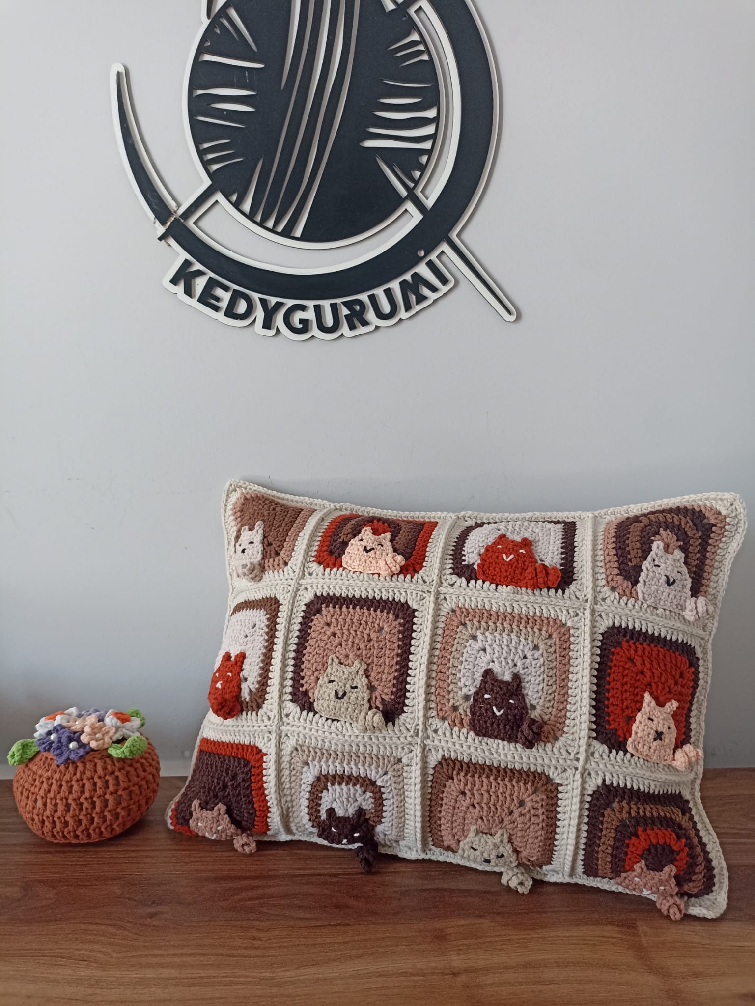 El Örgüsü Kedi Motifli Kırlent Kılıfı, Kahve Tonlu Kedili Kırlent Kılıfı 30x40 cm