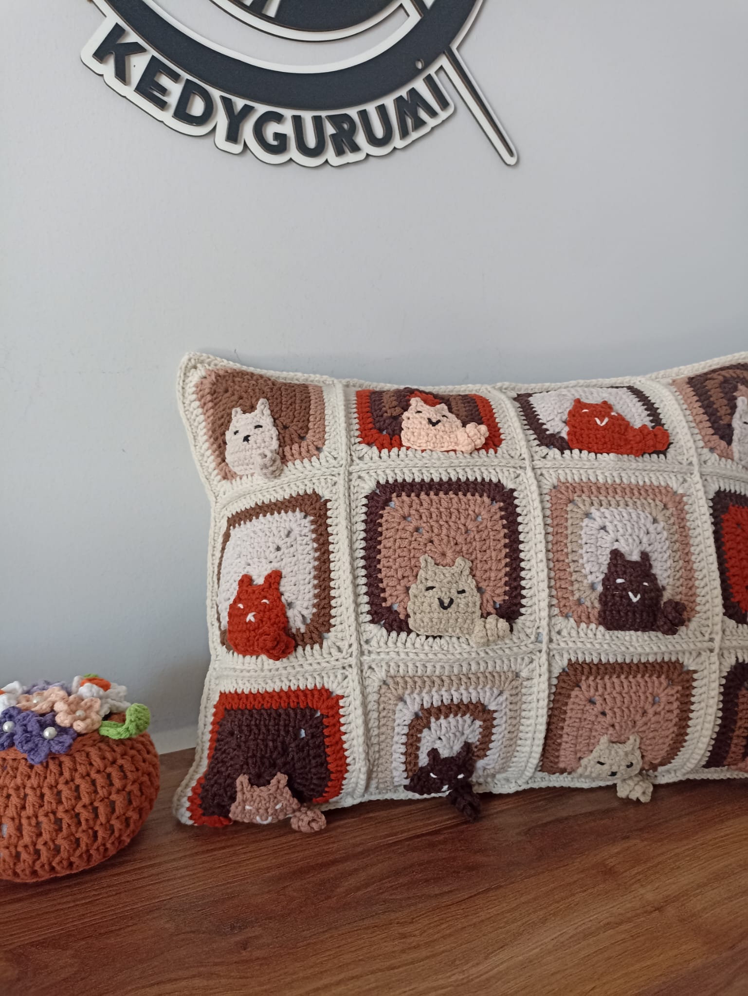 El Örgüsü Kedi Motifli Kırlent Kılıfı, Kahve Tonlu Kedili Kırlent Kılıfı 30x40 cm