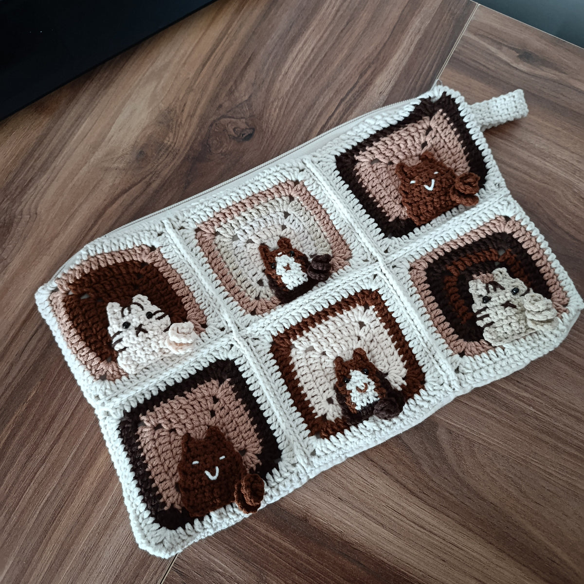 Kedili Örgü Makyaj Çantası/Kalemlik/Tablet Çantası - Kahve Tonlu Kedi Figürlü Makyaj Çantası