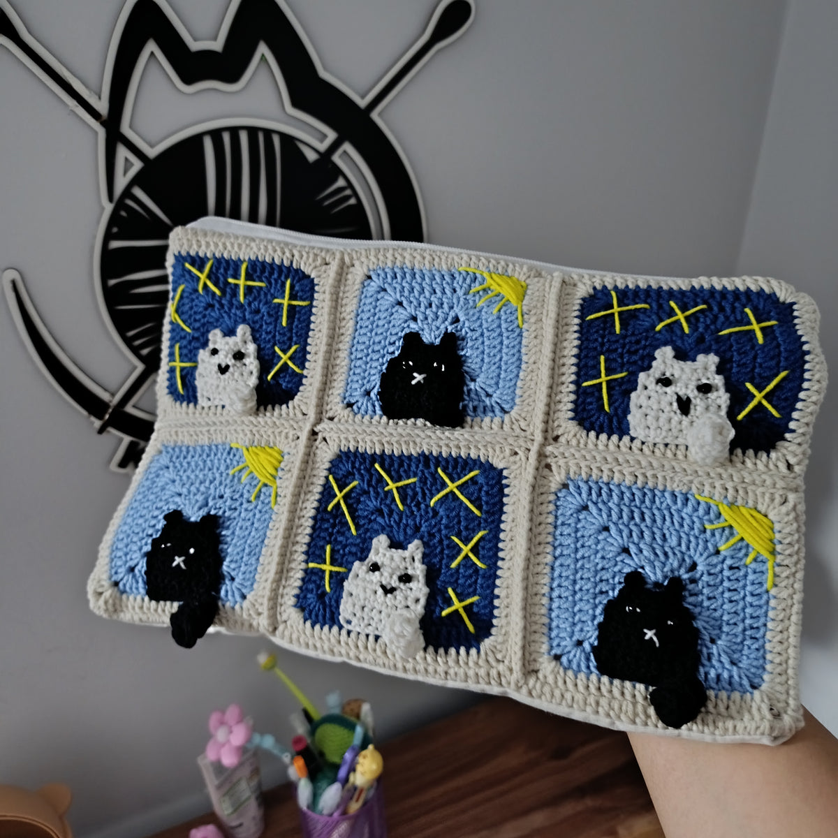 Gece & Gündüz Temalı Kedili Örgü Makyaj Çantası/Kalemlik/Tablet Çantası - Mavi Tonlu Kedi Figürlü Makyaj Çantası
