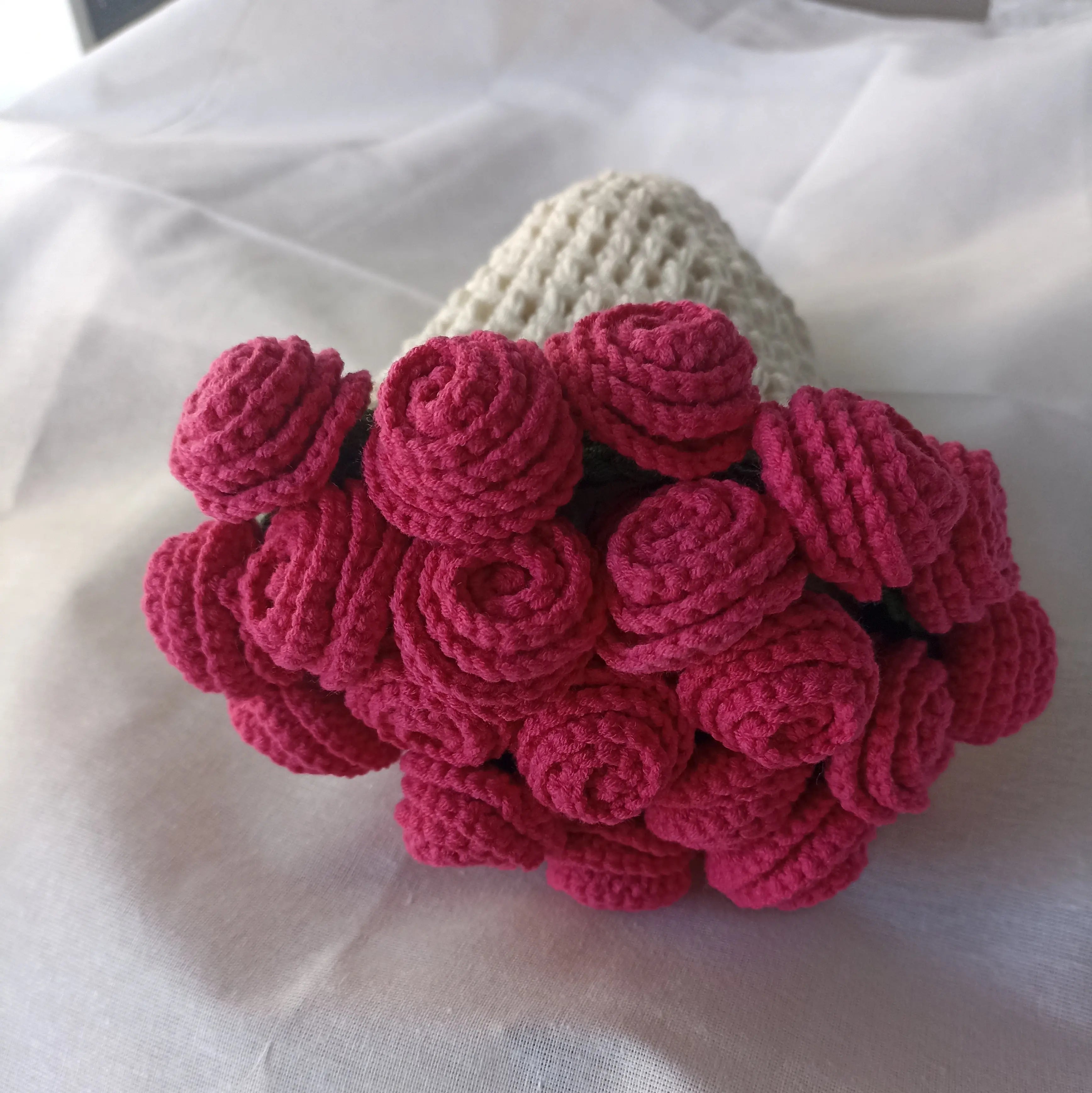 El Yapımı Fuşya Pembe Gül Buket Battaniye