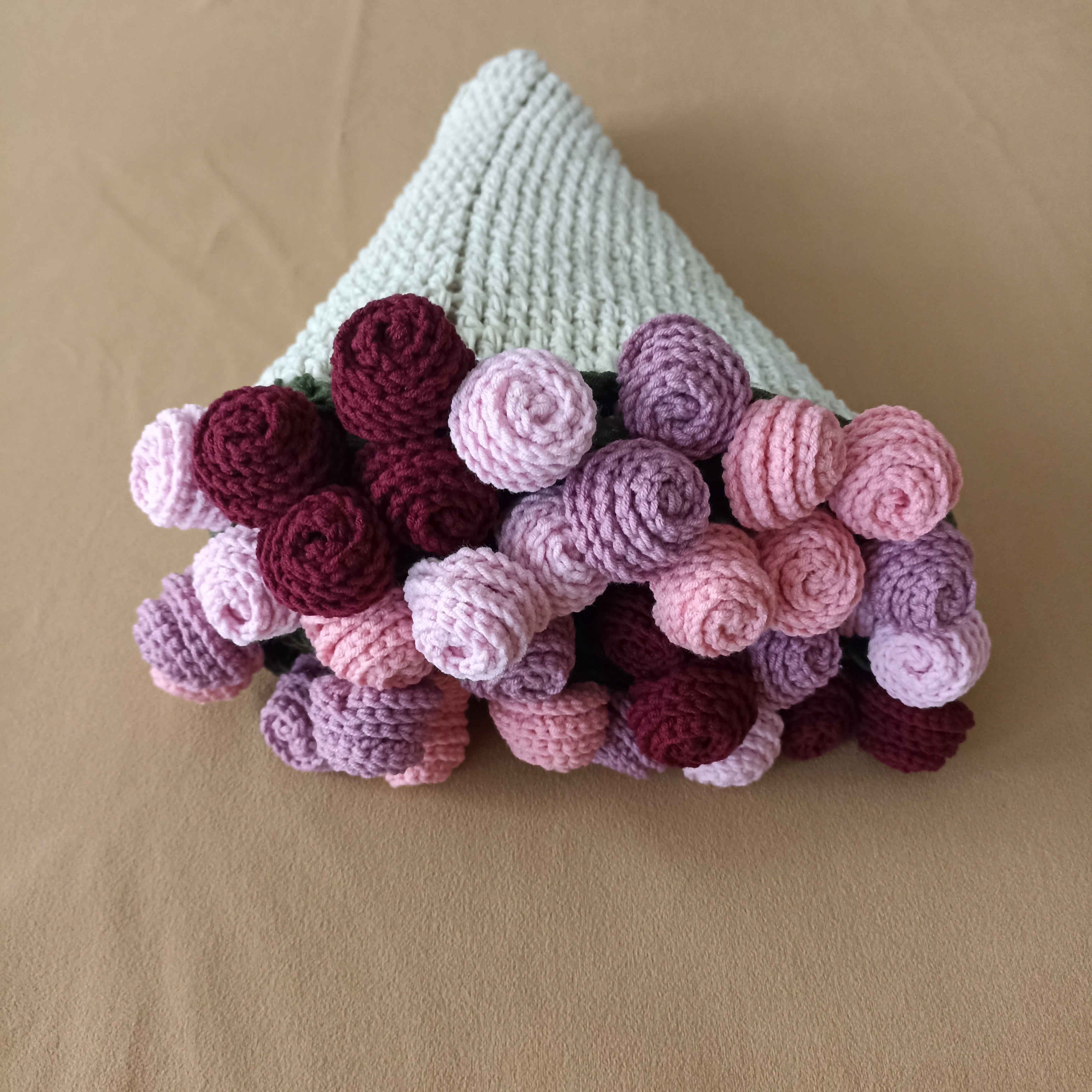 El Yapımı Karışık Pembe Güller Buket Battaniye